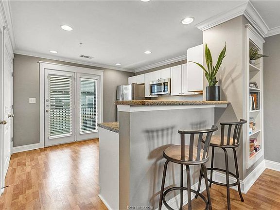 4th image of 1725 Harvey Mitchell Pkwy S APT 1632