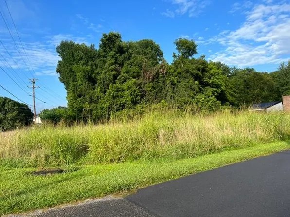 2 Meadowbrook St, Erwin, TN 37650