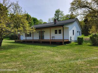 8 Chestnut St, Schaghticoke, NY 12154
