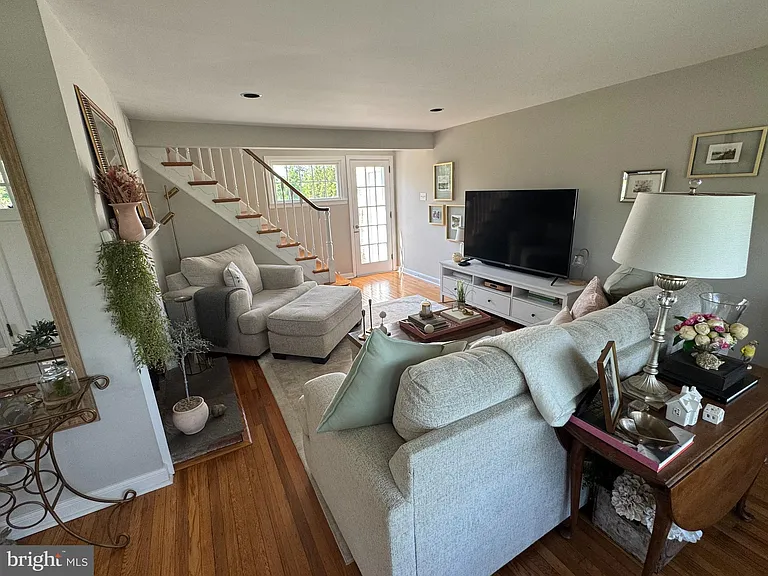 402 Elliger Ave — Photo 5