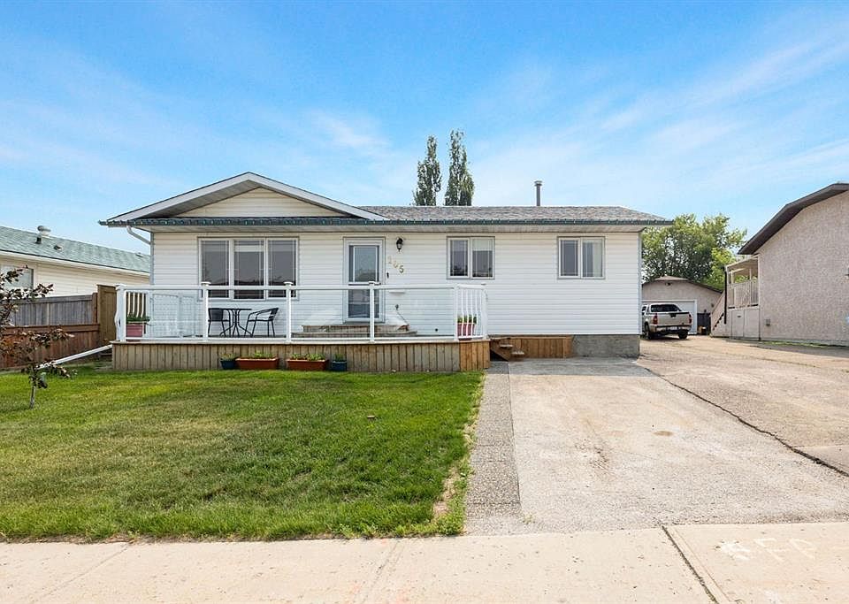 1st image of 105 N Oaks Cres