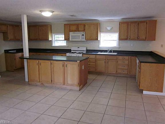 3rd image of 20 Robinson Dr