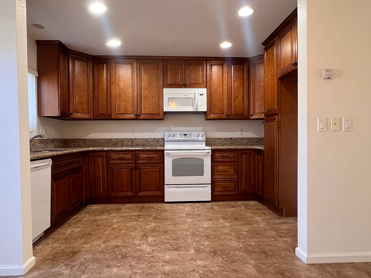 850 E Maria Ave — Photo 3