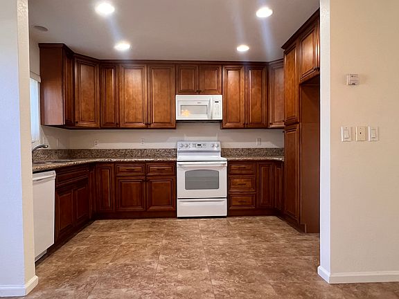 3rd image of 850 E Maria Ave