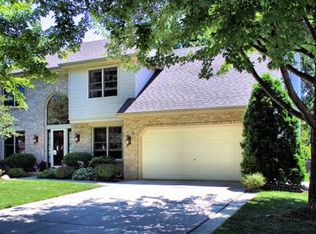 1073 Newcastle Ln, Aurora, IL 60506