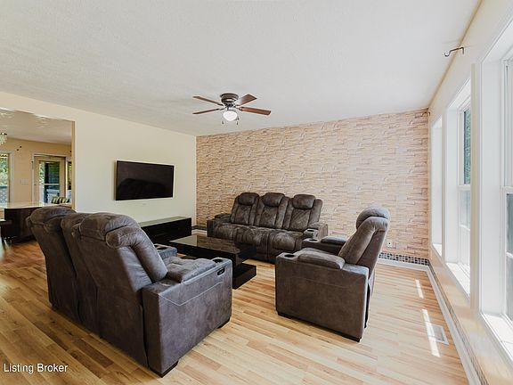 2nd image of 4927 Applegrove Ln