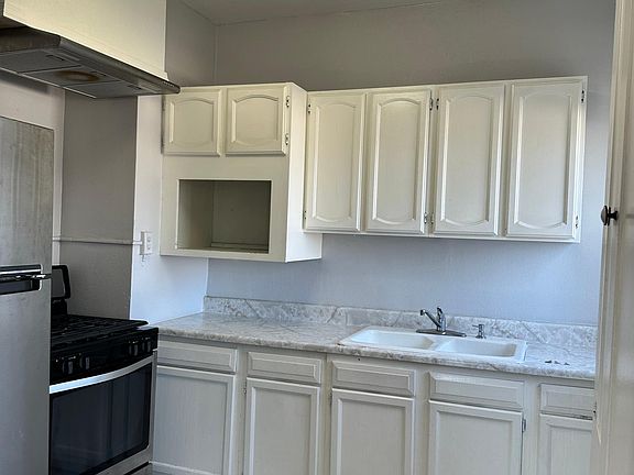 4th image of 3921 E Livingston Dr #5