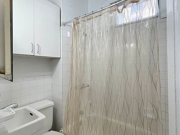 5th image of 33 W 76th St APT 5B