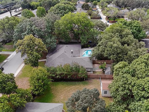 3rd image of 1305 Briarbrook Dr
