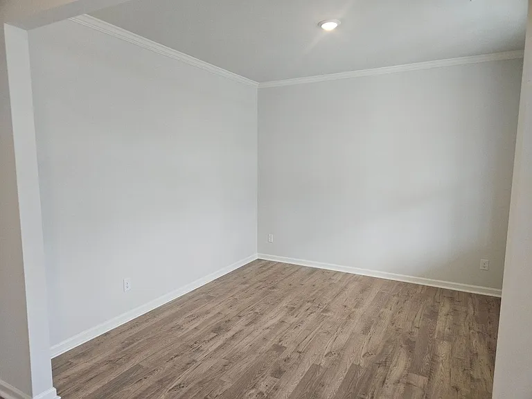 435 Thompson Dr — Photo 3