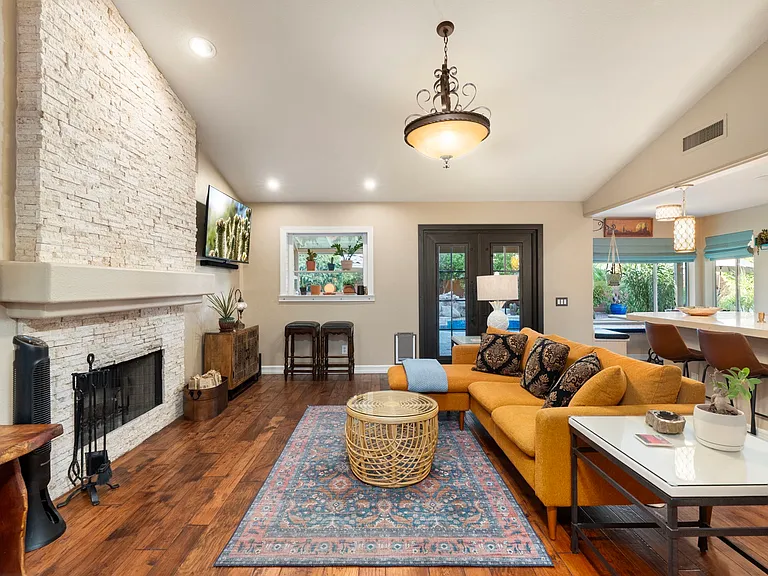372 W Amoroso Dr — Photo 61