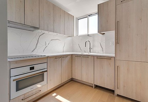 3rd image of 250 W 19th St #D