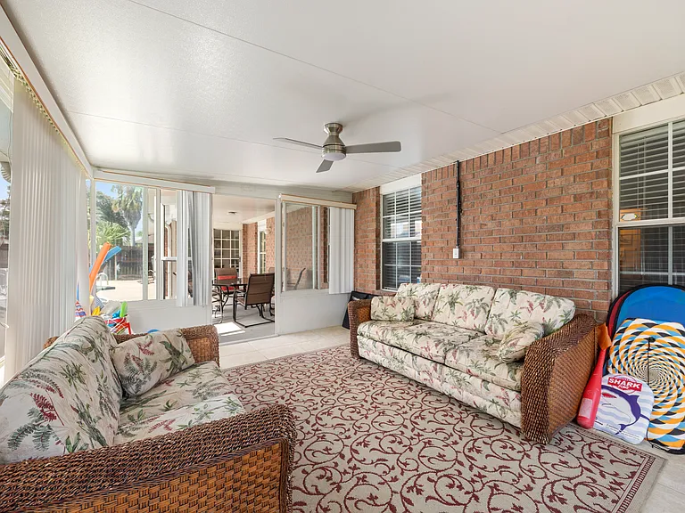 909 Catskill Ln — Photo 44