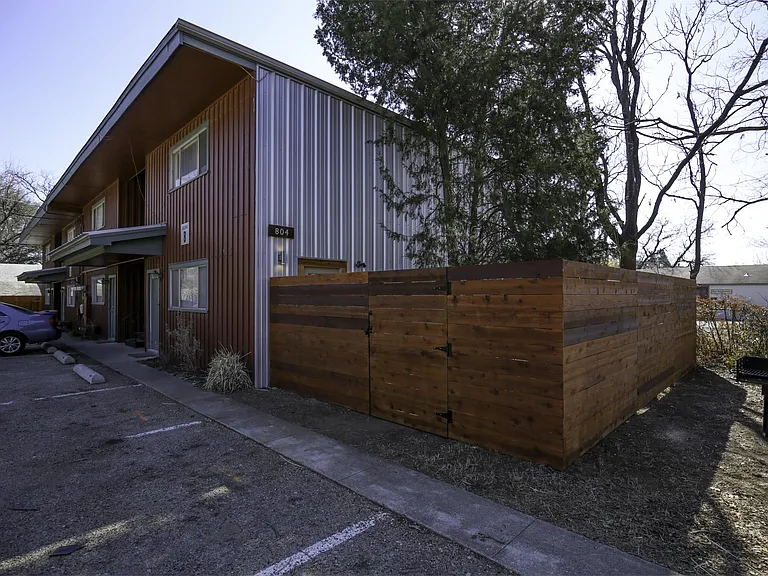804 N Locust St — Photo 11