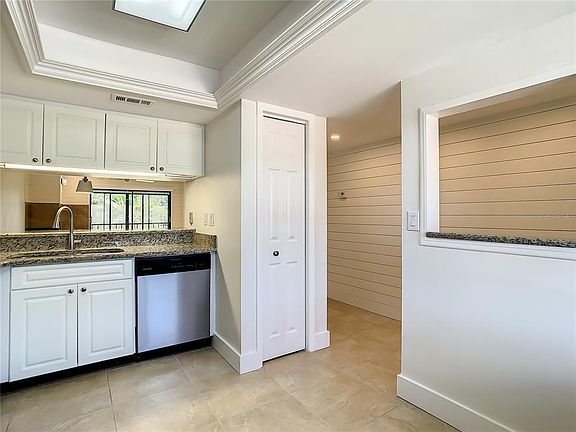 5th image of 130 Lakeside Dr