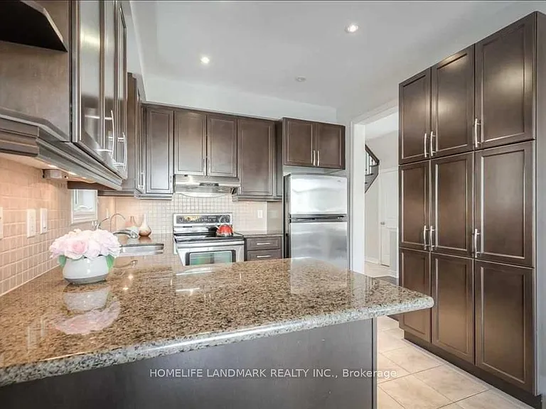 77 Reynolds Cres — Photo 4