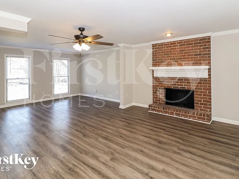 1079 Lakeview Rd — Photo 3