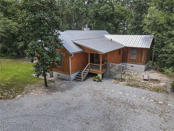 4th image of 751 Bluff Rd N