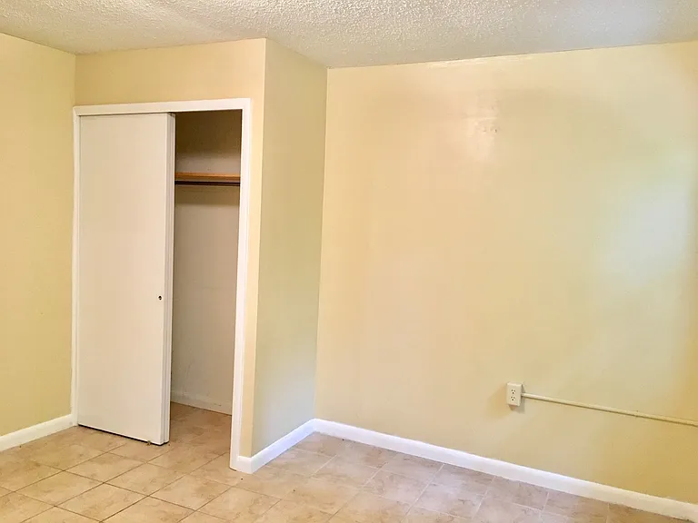 606 N Maple St — Photo 17