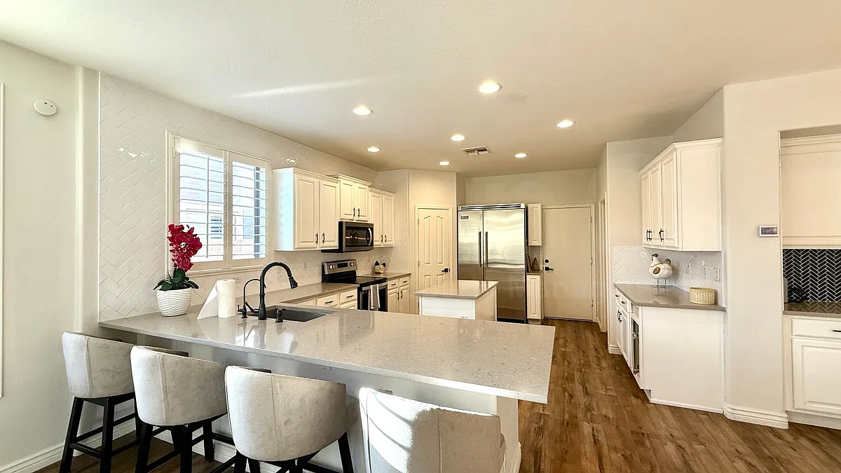 5 bed, 3.0 bath, 3379 sqft, $3,950 — Photo 3