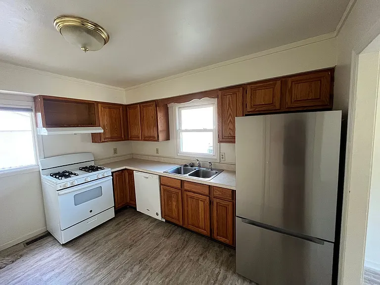 1422 Potomac Ave — Photo 3