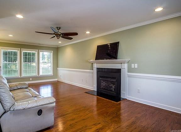 5th image of 1647 Hardy Dr