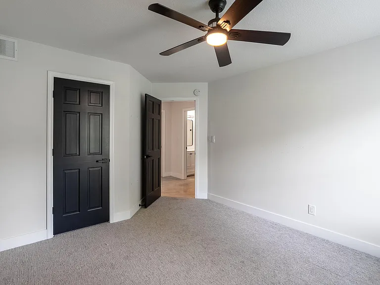 2301 Grant Ln — Photo 21