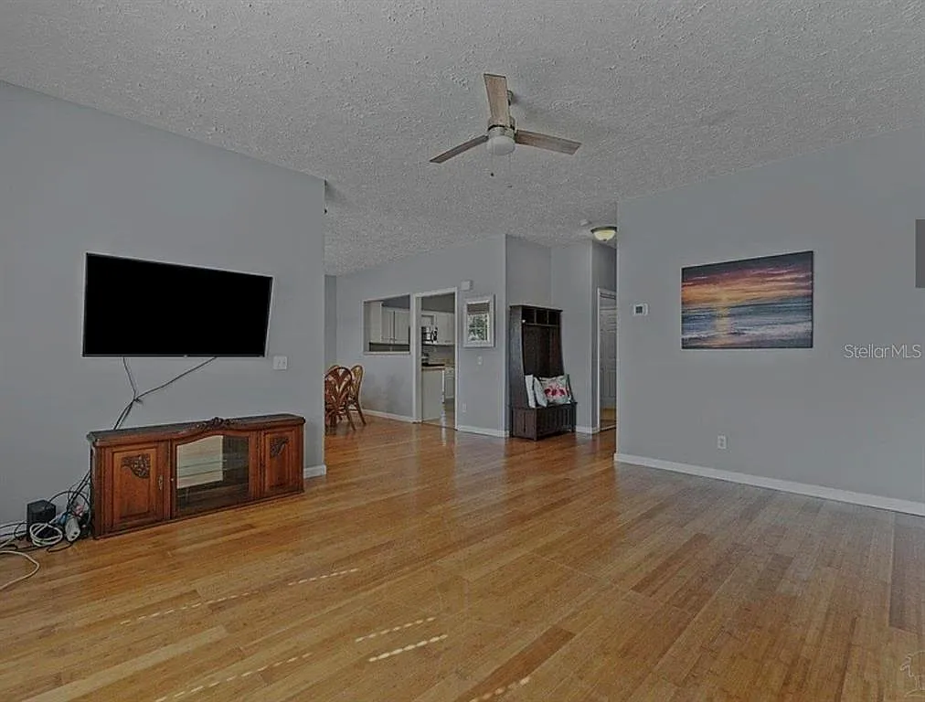 3 bed, 2.0 bath, 1915 sqft, $1,795 — Photo 4