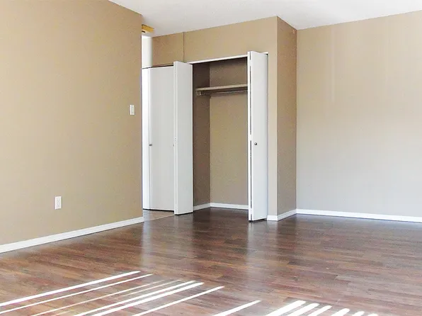 Hilton Manor, 10633 111th St NW, Edmonton, AB T5H 3G1