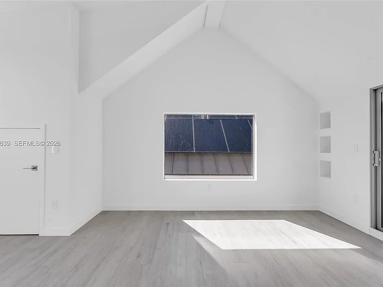 3204 Plaza St — Photo 10