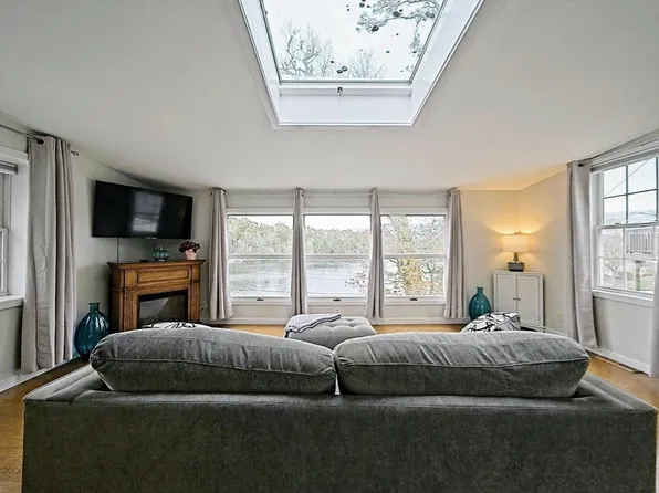 21 Hillside Rd, Plymouth, MA 02360