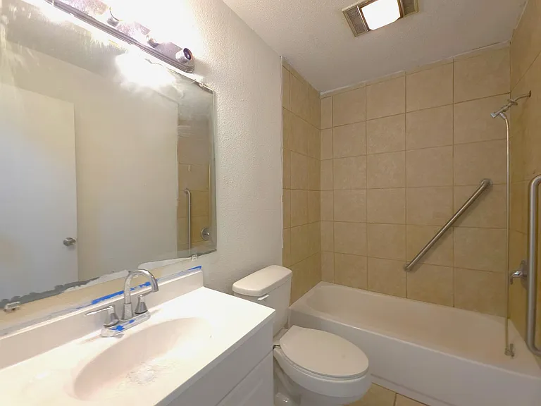 501 E Reagan St — Photo 22