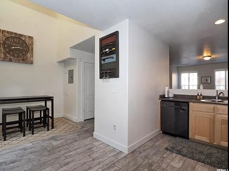 181 W Carrick Dr — Photo 8