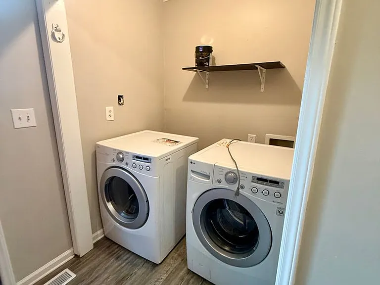 413 Everett St — Photo 21