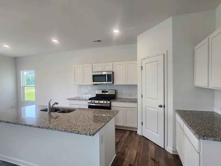 2189 Boxwood Cir SE — Photo 2