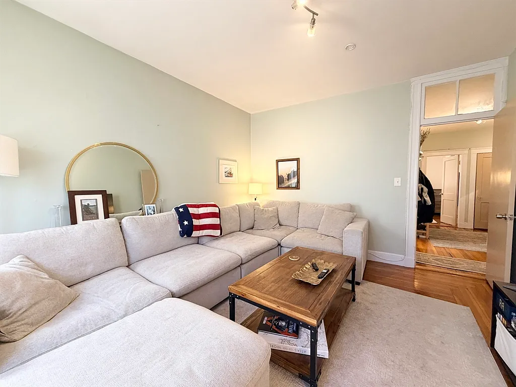 2 bed, 1.0 bath, 731 sqft, $2,400 — Photo 2