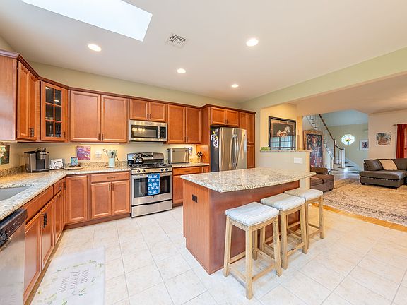 4th image of 18 Kennsington Ct