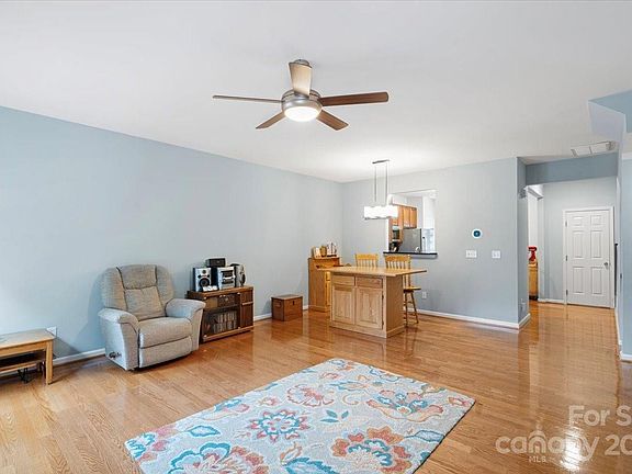 4th image of 9546 Blossom Hill Dr