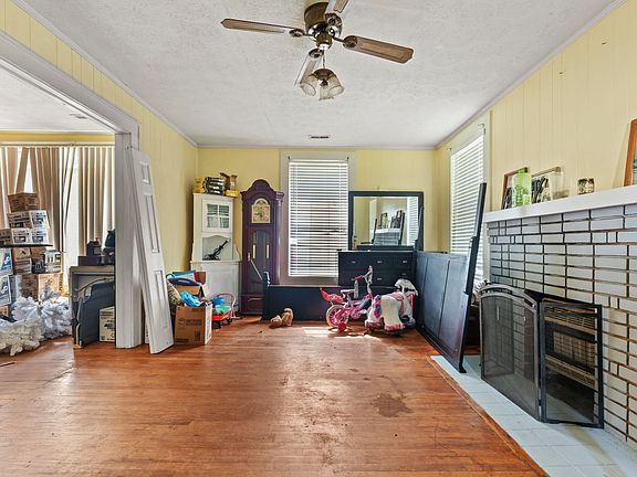 3rd image of 129 W Ellawood Ave