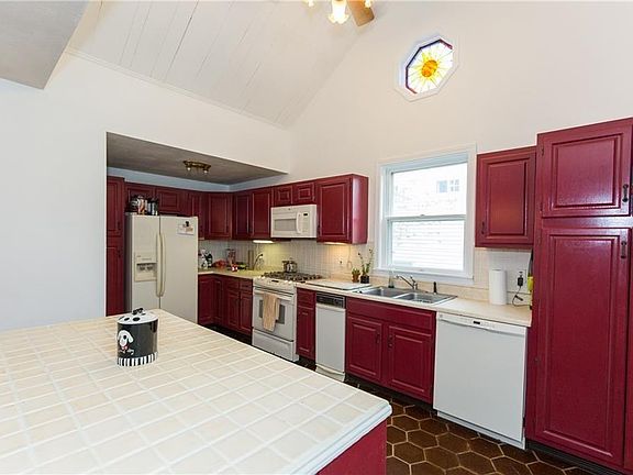 3rd image of 212 Waterman Ave