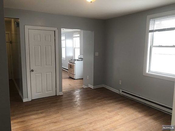 5th image of 15 William St APT 3