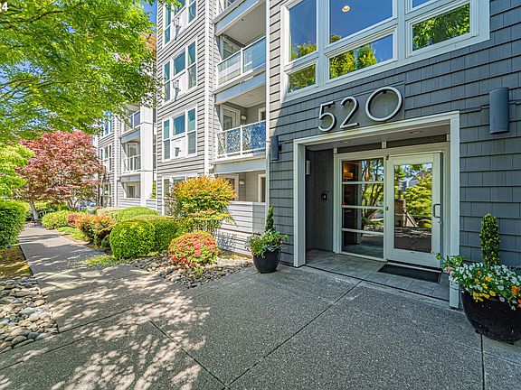 2nd image of 520 SE Columbia River Dr APT 122