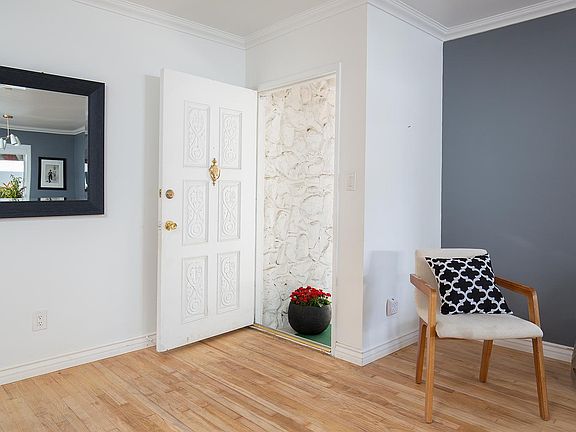 4th image of 1078 Hollygrove Ln