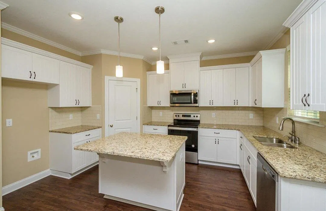 4 bed, 2481 sqft, $2,400 — Photo 4