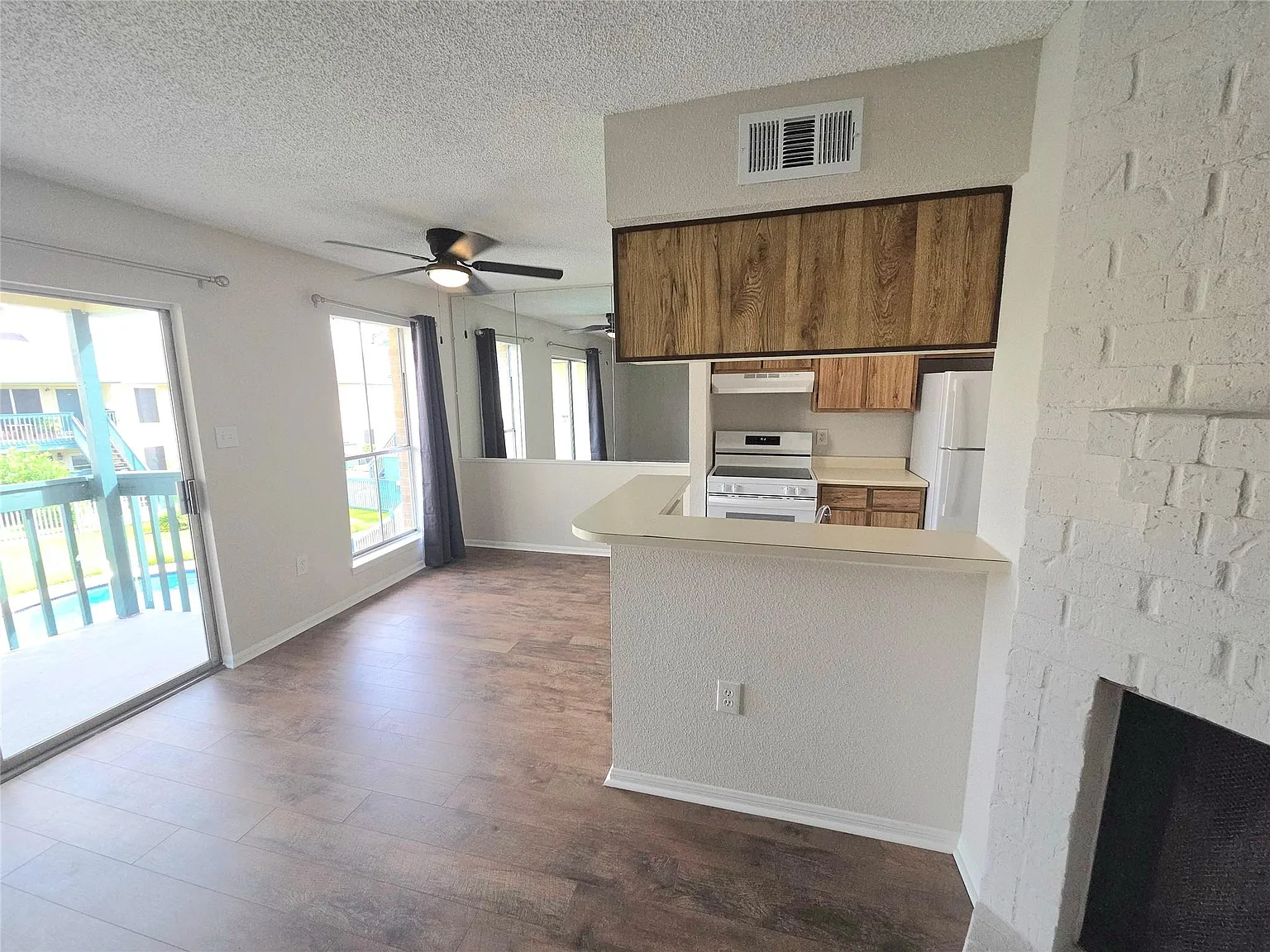 1 bed, 1.0 bath, 722 sqft, $1,050 — Photo 3