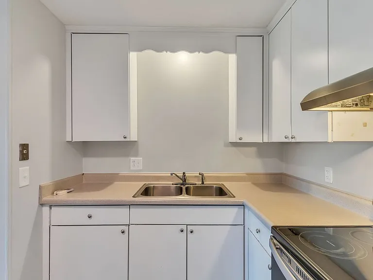 Executive House Apartments — Photo 45