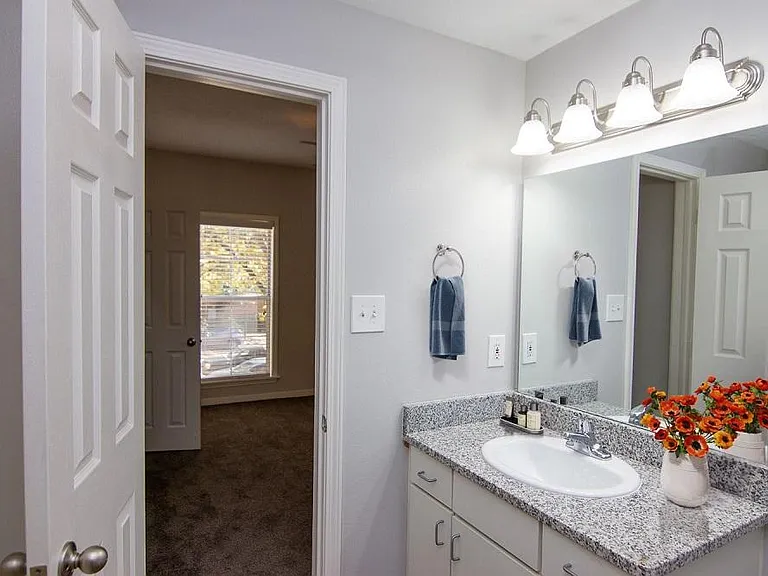 South Bluffs Apartments — Photo 12