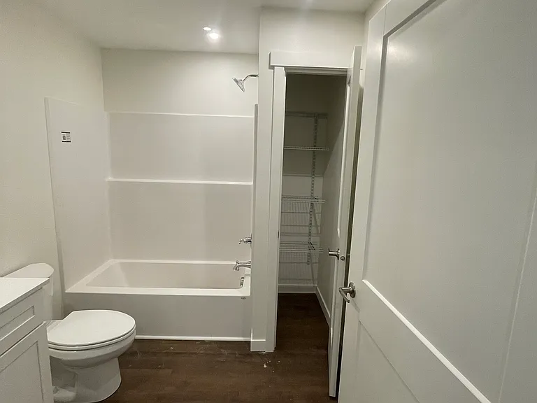 2326 Cross Creek St #F — Photo 8