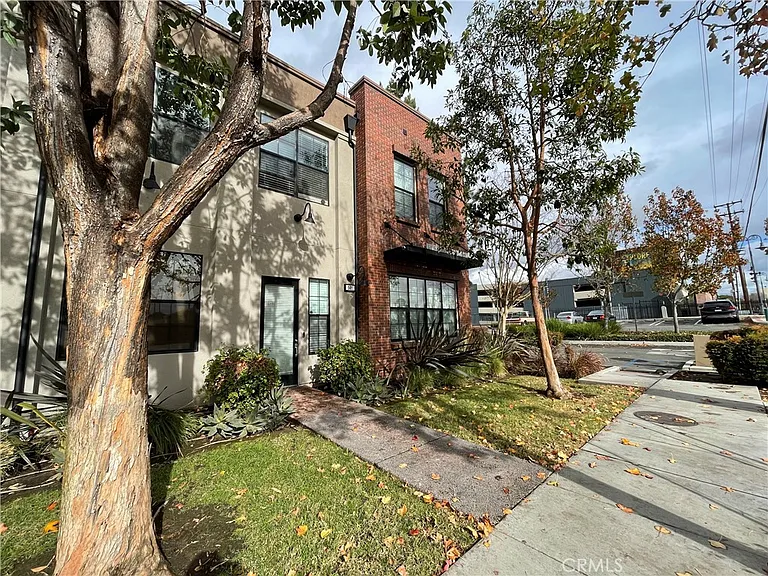 501 W Maple Ave — Photo 2