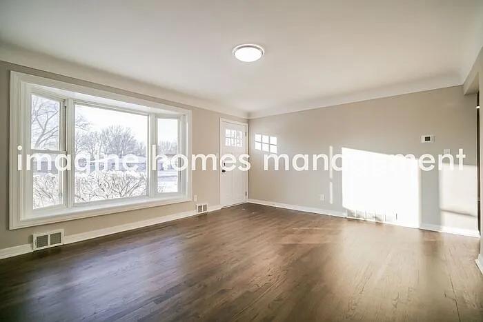 3 bed, 1.0 bath, 1513 sqft, $2,099 — Photo 3